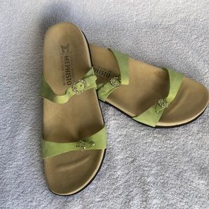 Mephisto Genuine Leather size 42 Light Green. Diamond like accents.